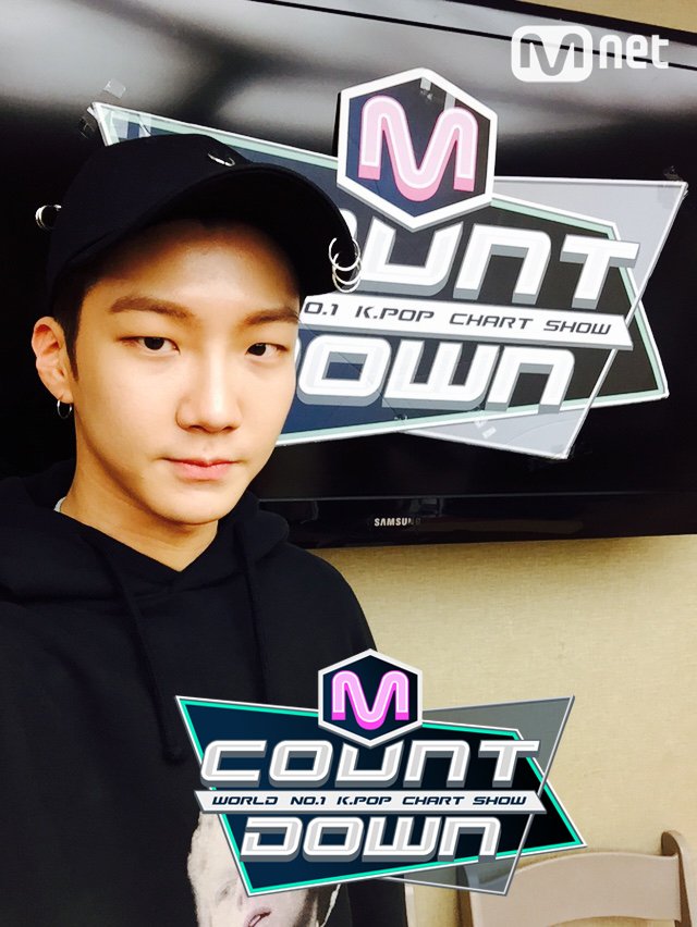 MnetMcountdown's tweet photo. 일년 반만에 돌아와서 엠카 셀카가 어색하지만 바로 극뽀옥! 모자로 가려도 컴백의 기쁨은 감출 수가 없고요? 6시 #엠카운트다운 #위너 의 컴백무대!  다같이 본방사수 해요~~ https://t.co/yj9T2a3ImP