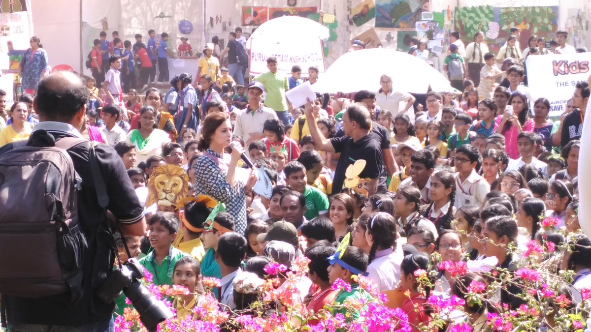 RT TOFTIndia RT SanctuaryAsia: Dia Mirza enthralls the young crowd at the #tiger fest in #Mumbai. #Kidsfortigers d…