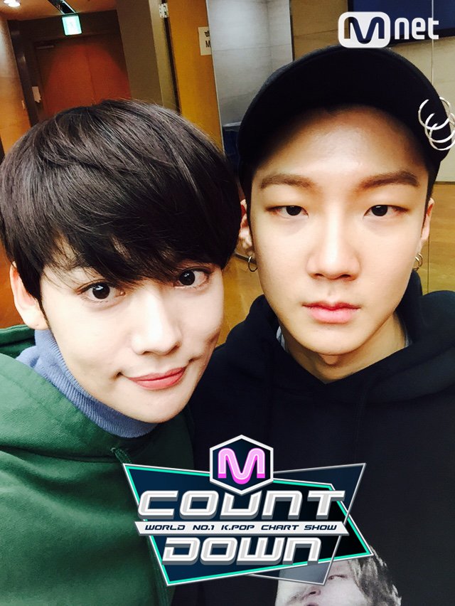 오늘의 #엠카 셀카왕! 승훈군으로 임명합니다!!  드디어 한시간 반 남았습니다!! #위너 의 컴백무대 오늘을 기다렸닷!!  6시 본방사수 알람 맞추고 같이 기다려요오~~