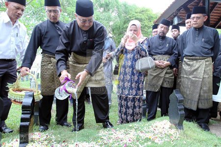 kosmo_online's tweet photo. MB Kedah, DS #AhmadBashah menyiram air mawar ke pusara ibunya di Tanah Perkuburan Islam Masjid Al Bukhary hari ini. https://t.co/II0hx2UxcZ