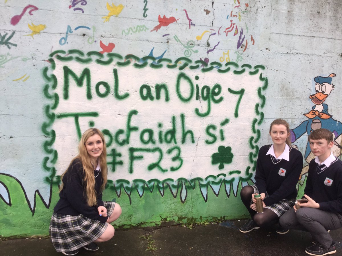 molanoige_'s tweet photo. Ealaíon Sráide Gaeilge - graifítí Gaeilge ... DÉANTA
#Dushlán #F23 #Gaeilge @ColPobOsrai https://t.co/NkU5CzGQ1n
