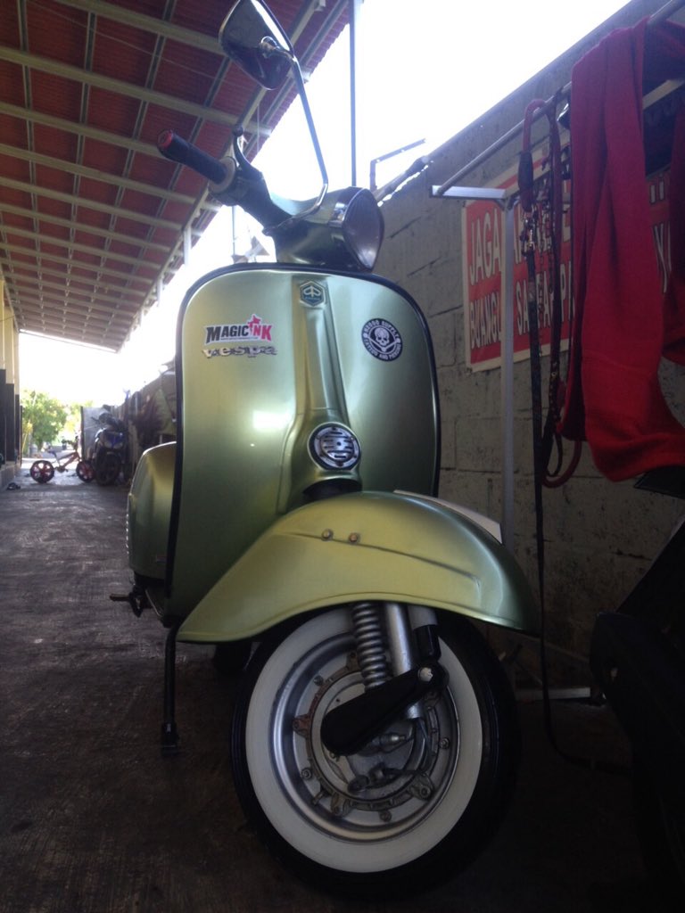 Di jual vespa sprin tahun 75. STNK foto copy, BPKB ada plat AA. Call 085738489895 mesin sehat