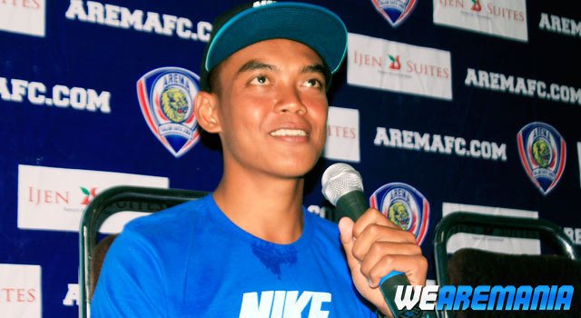 we_aremania's tweet photo. RESMI: Teguh Amiruddin Merapat ke #Arema
https://t.co/Wgr7LA4aZp | https://t.co/LOfDLDAv3f https://t.co/KWToq4sEDd