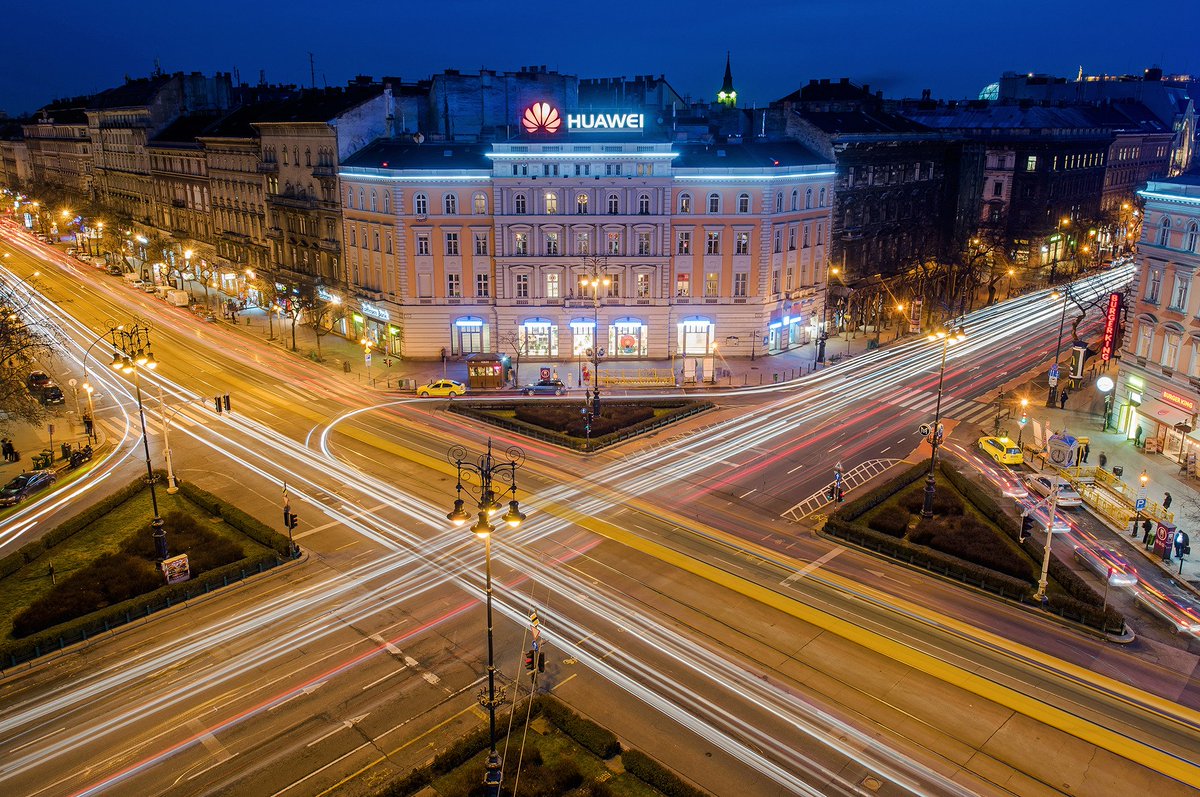 DEFI_Group's tweet photo. #Huawei increases its top-of-mind and uses #DefiGroup Spectacular #Skysign in the most iconic square of #Budapest https://t.co/n1L1iokkkt