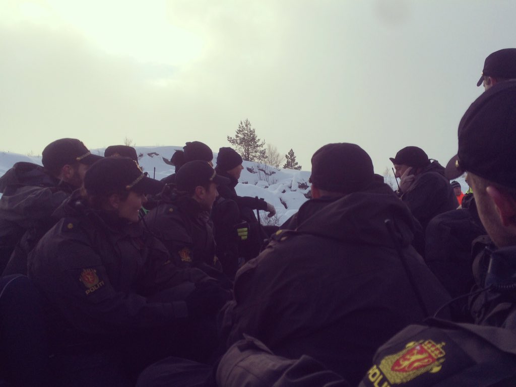 Ble kjørt ned fra fjellet i en traktortilhenger, er anholdt og på vei til politistasjonen i Florø. #reddfjordene