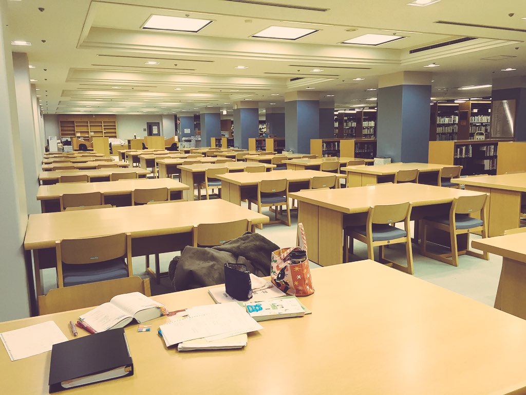 tsucha_nee's tweet photo. こうやってみんなで勉強できるのもあと10日だと思うと この時間の図書館がすごいさみしくもなる。友達いなきゃ無理だった〜 https://t.co/5qEfpzK29H