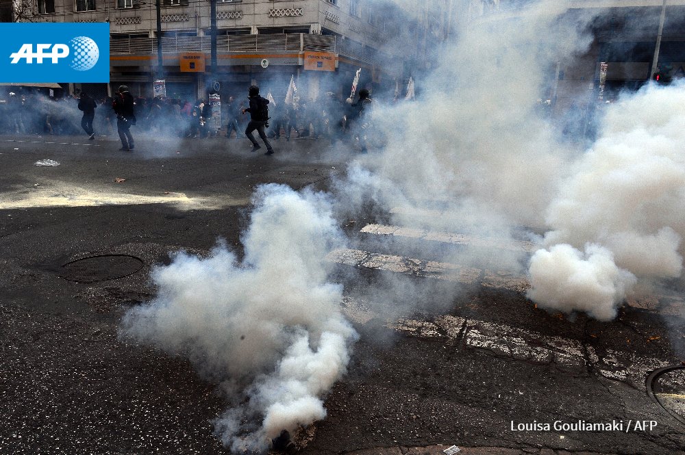 AureliaBAILLY's tweet photo. Protest in front of the Greek parliament in #Athens #AFP Photo by @lgouliam https://t.co/ooFmR9kVnn