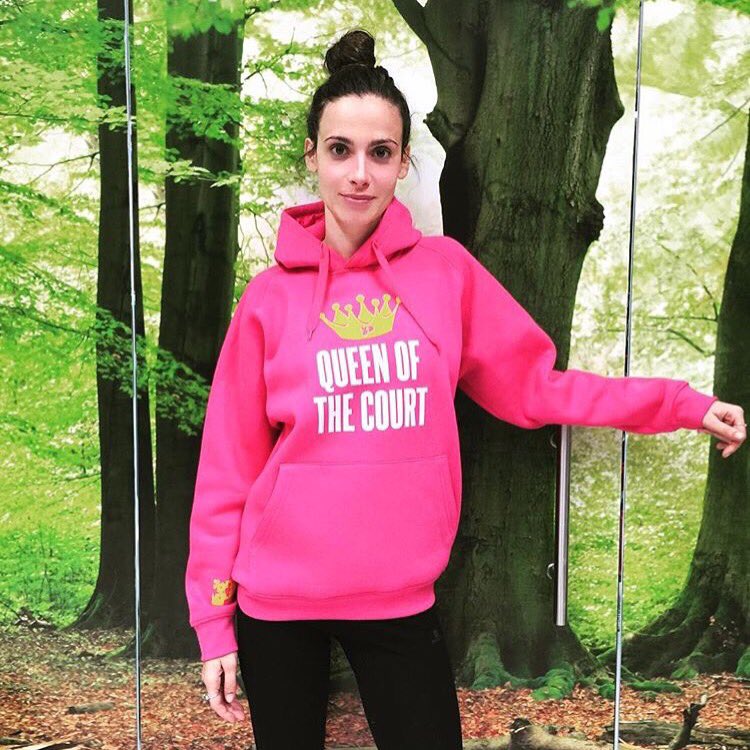 Pro_Collection's tweet photo. La bella SIlvia entrena con nuestra sudadera #QueenoftheCourt, y la verdad que sí, es toda una reina 😊👑🎾 https://t.co/jsQyBjwksV