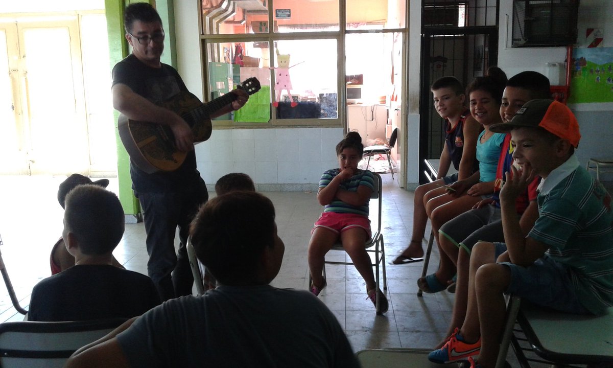 BAProgramas's tweet image. #EAV2016 música y animación con cine móvil @BAeducacion @artesymediosBA @EAVBA en E.P. 90 de Villa Fiorito, Lomas
