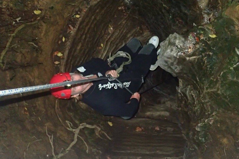 Engstrom94's tweet photo. I Förrgår provade man på grotthike, började med en Abseil 35 meter ner i det här hålet! #Waitomo https://t.co/Z3zAUNlVoH
