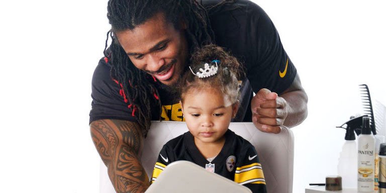 ELLEmagazine's tweet photo. Fact: There Is Nothing More Adorable Than These NFL Players Styling Their Daughters' Hair https://t.co/hjr6VzqdJ0 https://t.co/0Gdu8RaXTp