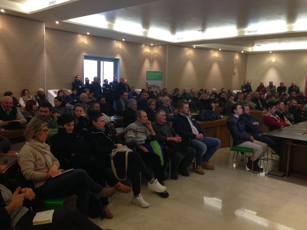 RaffaelloBetti1's tweet photo. Importante partecipazione a Vestone per l'incontro con i soci COLDIRETTI https://t.co/QwVh9wIxre