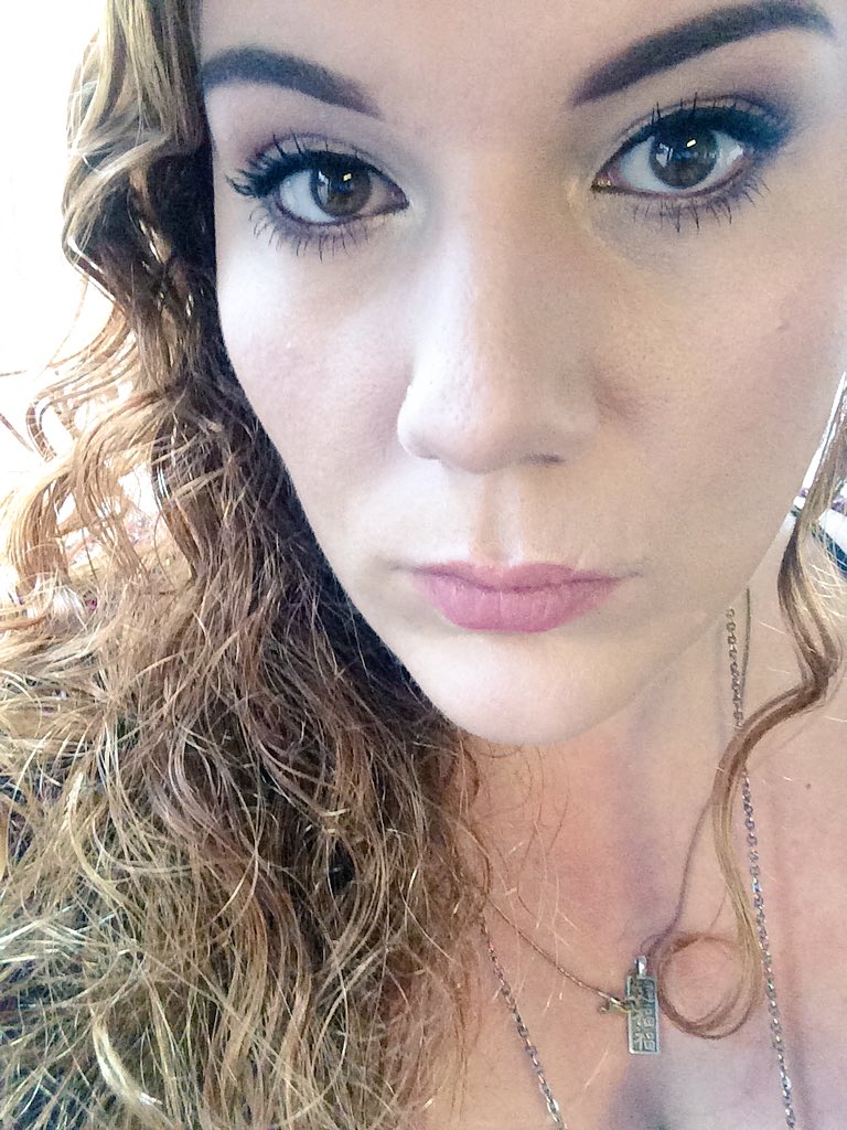 samfernx's tweet image. Thicker moisturiser, lighter coverage foundation... My face feels wrong 😩 #IdontLikeChange #MakeUpIssues