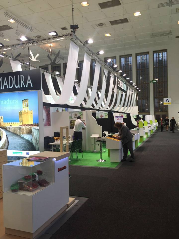 land_fruit's tweet photo. Aquí estamos otro día más! #fruitlogistica2016 
Here we are one more day! https://t.co/b84PC0qUZG
