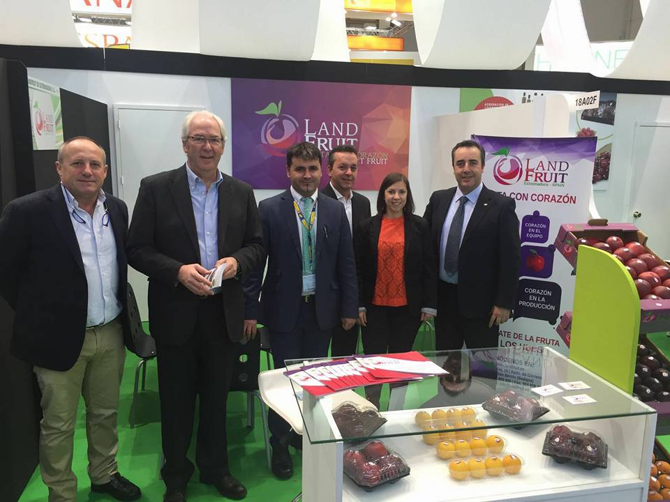 land_fruit's tweet photo. Aquí estamos otro día más! #fruitlogistica2016 
Here we are one more day! https://t.co/b84PC0qUZG