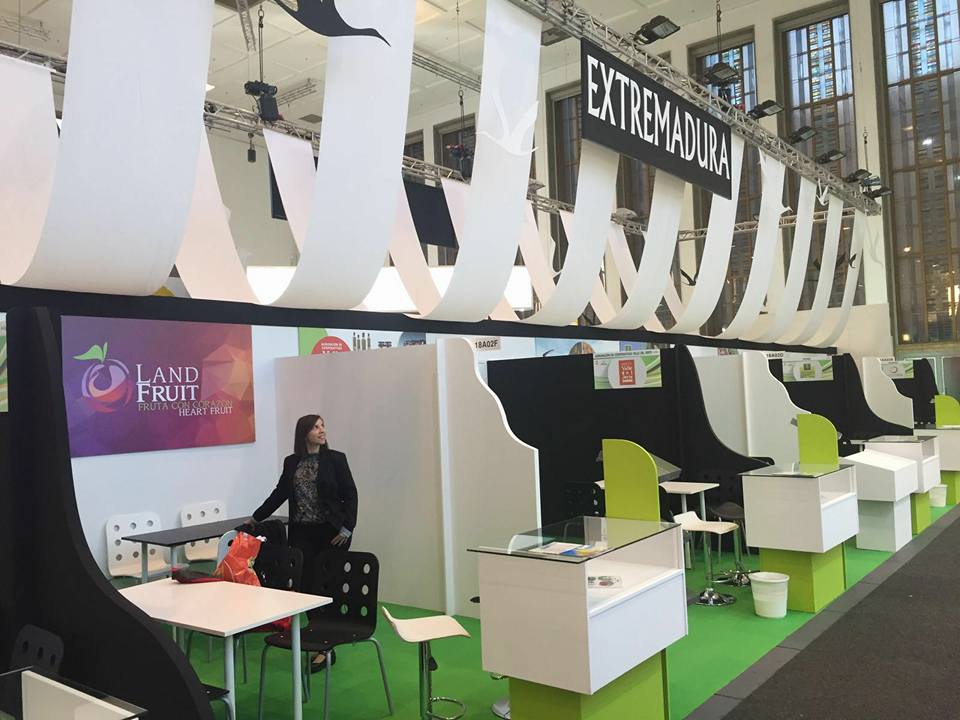 land_fruit's tweet photo. Aquí estamos otro día más! #fruitlogistica2016 
Here we are one more day! https://t.co/b84PC0qUZG