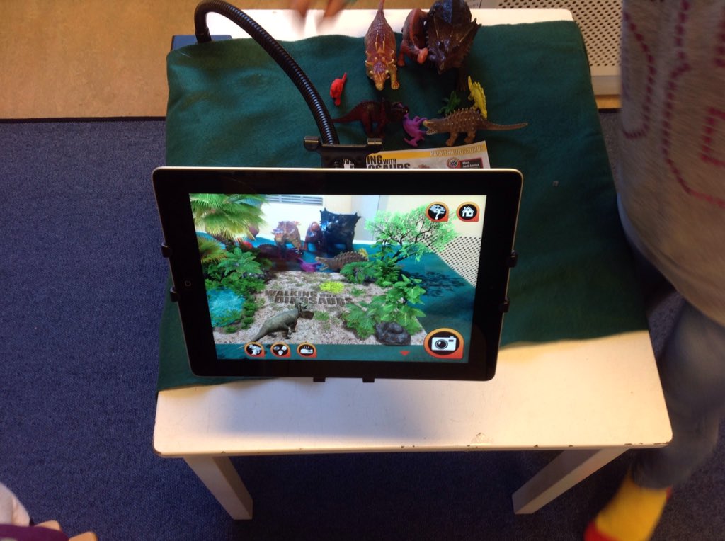 VildmarkenTgl's tweet photo. Tema dinosaurier med analog och digital lek @Tegelhagen #ikt #walkingwithdinosaurs https://t.co/IcMoGrgH3m
