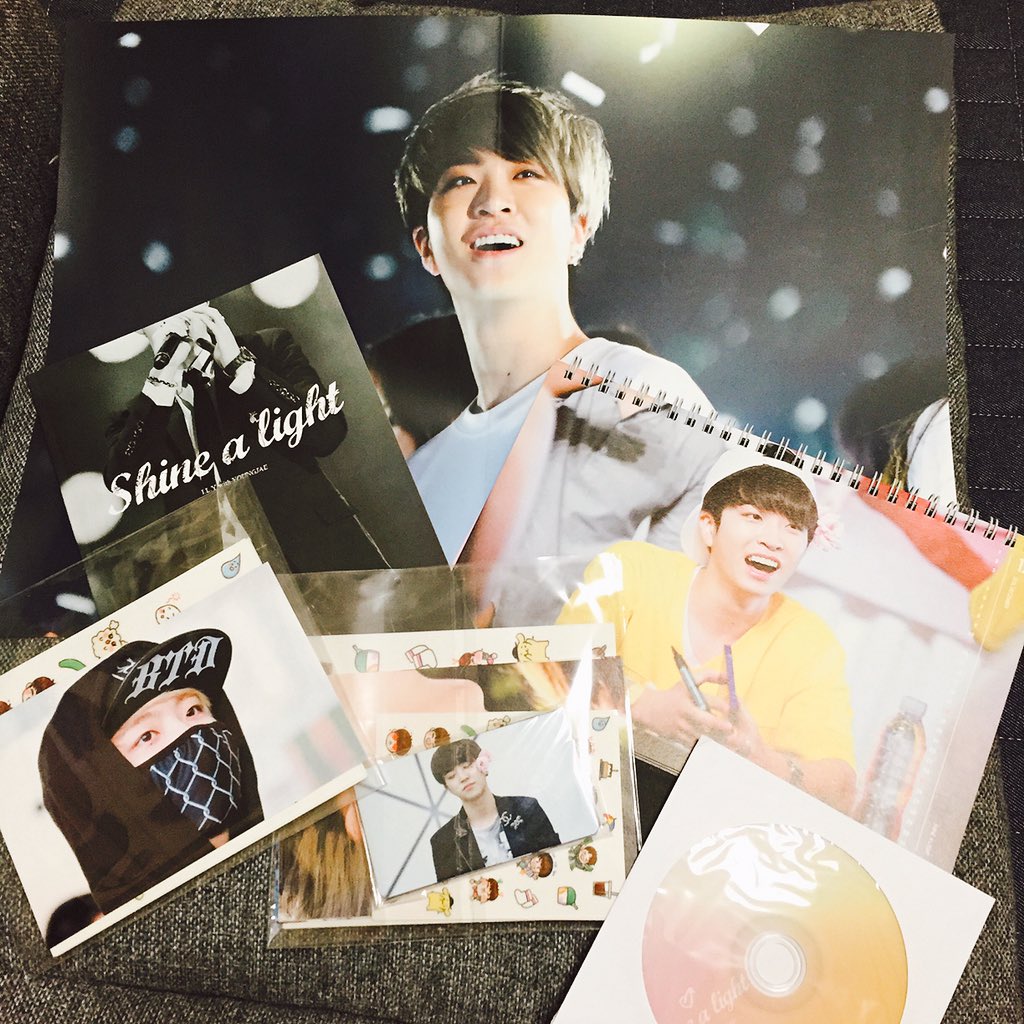 w__bb__z's tweet photo. @GOT7_JPN ご報告遅くなりました！無事カレンダーが手元に届きました〜本当に素敵な写真ばかりで歓喜しております( ◜◒◝ )♡ありがとうございました〜！ https://t.co/09b1DWrd1K