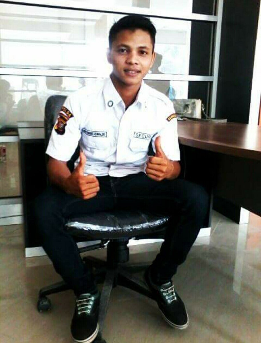 dicky_or's tweet photo. Satpam brondong cakep bikin sange https://t.co/vFiuFBtygm
