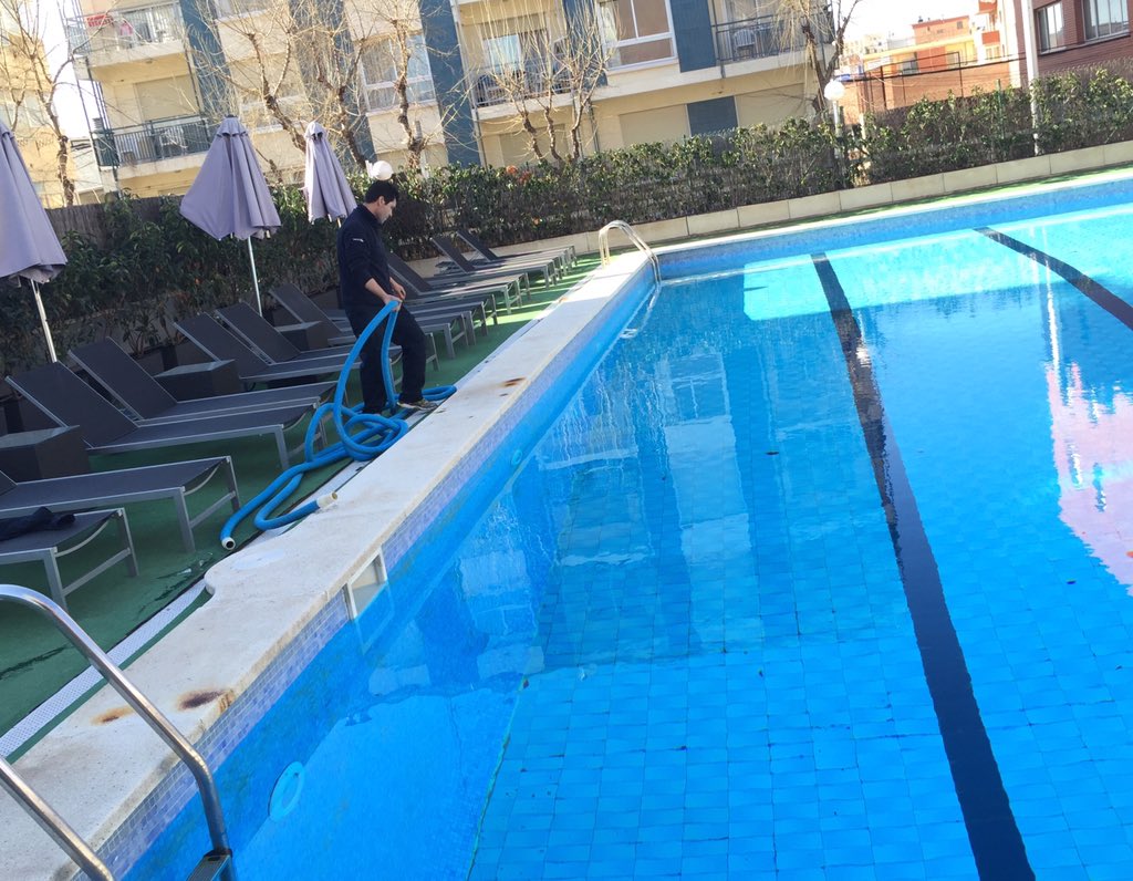 trizzoosystem's tweet photo. #trizzoo realitzant tasques de manteniment @HotelAstari https://t.co/lm2BLwVXBE