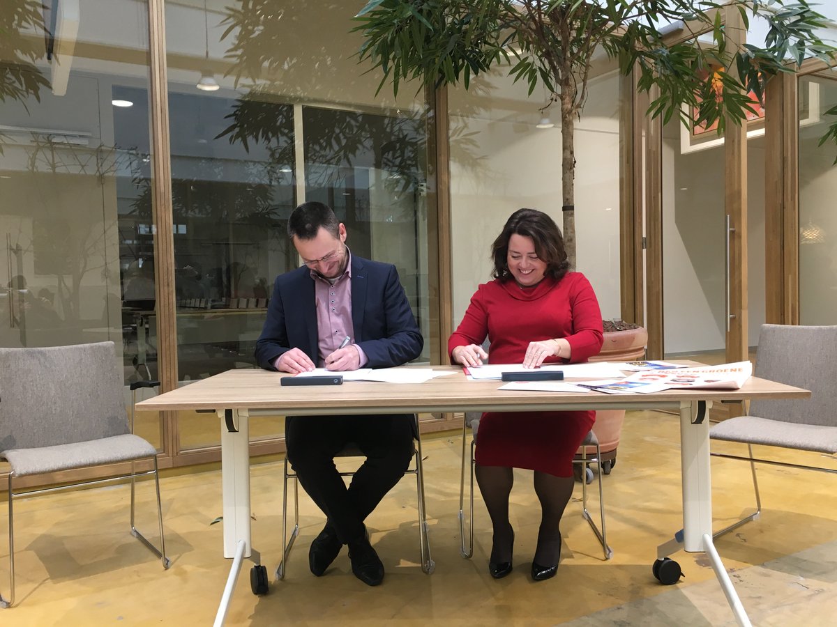 Zevenaar's tweet photo. Wethouder Van der Werf geeft samen met @EvHb2 het startsein voor collectief zonnedak. Schrijf je nu in! #Zevenaar https://t.co/KU1mq25WHt