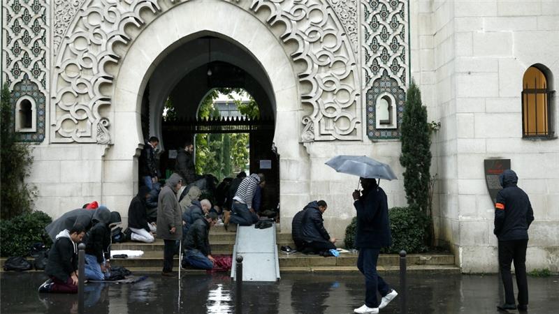 mendcommunity's tweet photo. French police 'abuse' Muslims under emergency laws https://t.co/p7a0hP3cU9 https://t.co/wCwXs8WCfw