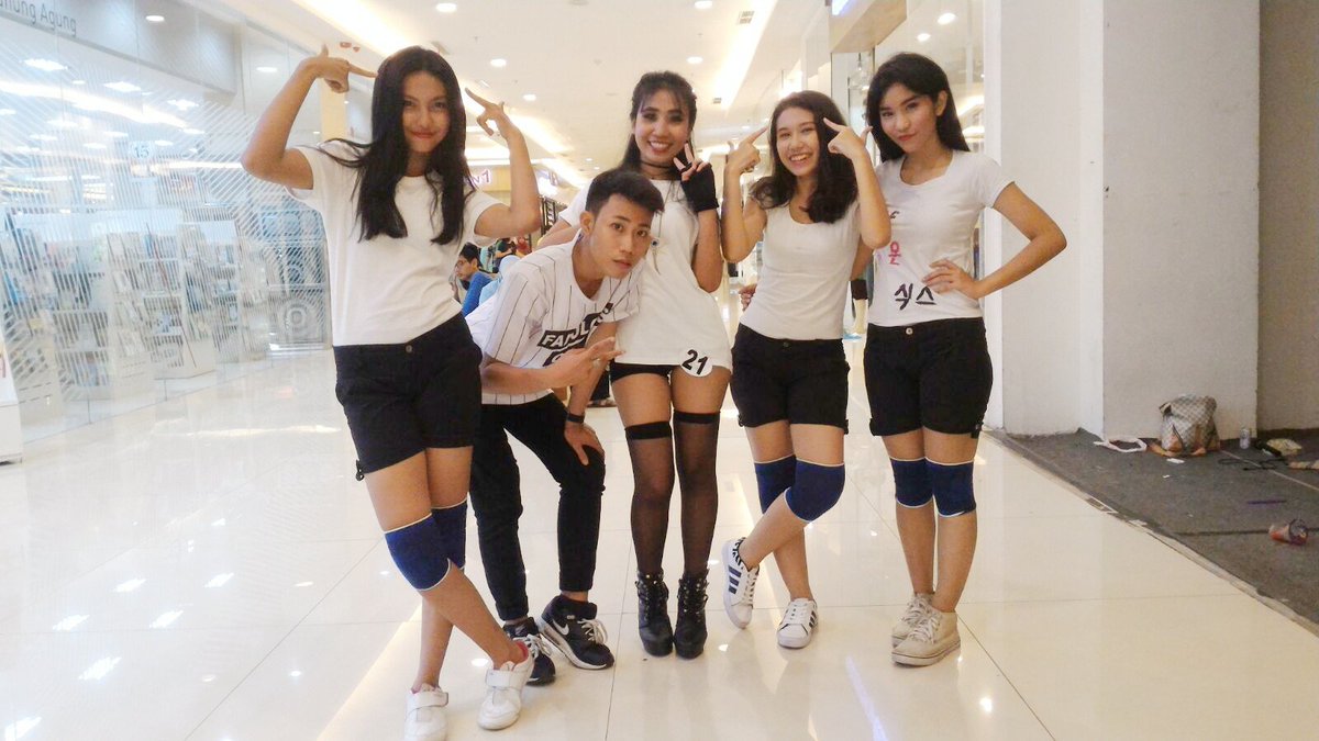 Merhyuna crew at tangcit