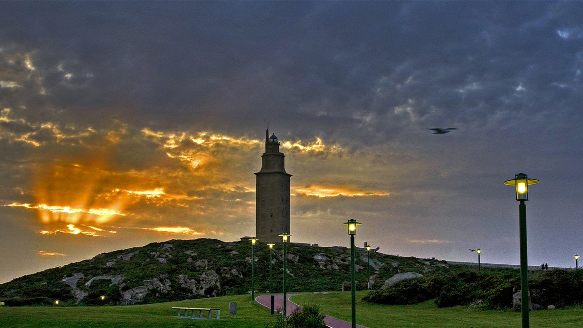 Otro de los #rincones más exclusivos, la torre de #Hercules en la amada tierra de #Galicia. goo.gl/SLiSJU