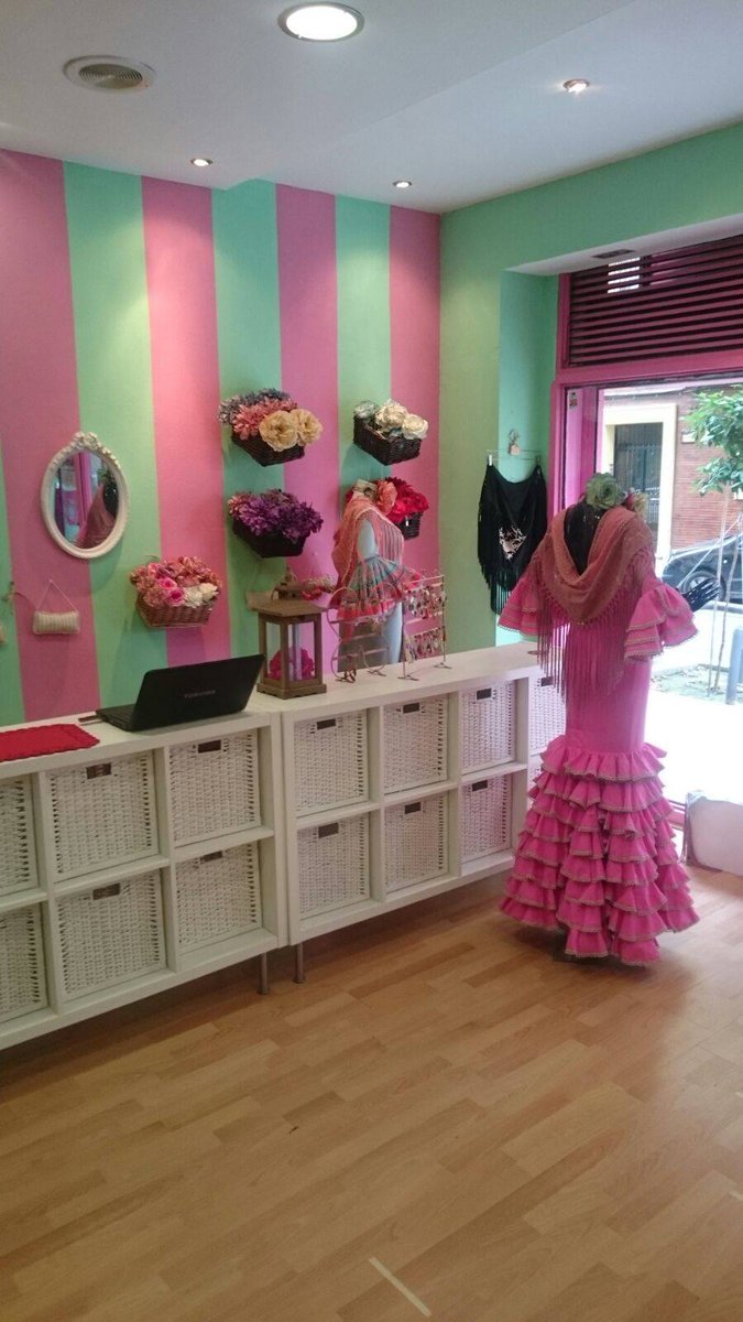 Lasmariaferia's tweet photo. Este año toca traje en #Lasmaria¡Y lo sabes!En Las María lo tenemos todo listo para esta Feria sólo falta que vengas https://t.co/bL8zfJk2a1