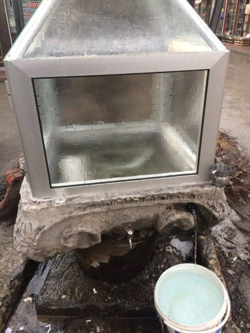 Kütahya’da, MÖ. 4. yüzyıldan kalma tarihi  çeşmenin sütun başı pvc ile kaplanalı birkaç saat oldu.