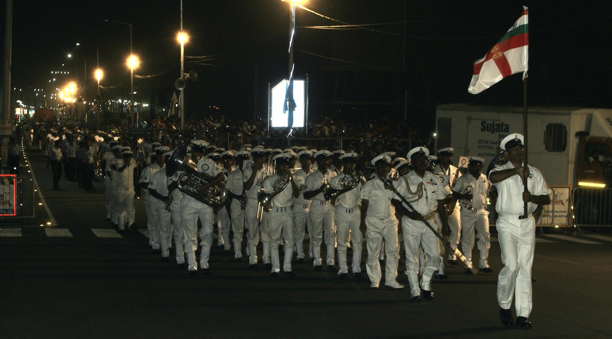 CaptDKS's tweet photo. #IFR2016 There's sea of humanity out on d RK Beach Rd 2 witness d International City Parade (its still a rehearsal) https://t.co/kEy9nbQQqG