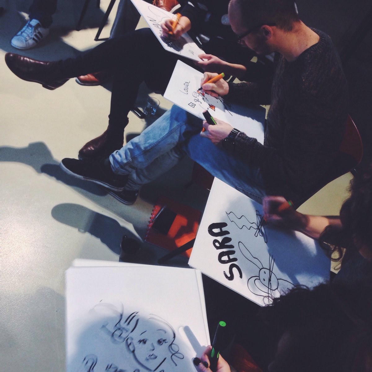 HOIantwerp's tweet photo. De deelnemers van de workshop #FlipchartNinja ontdekken de wondere wereld van #VisualHarvesting Thx @VisualityBe ! https://t.co/76xOupVuCV