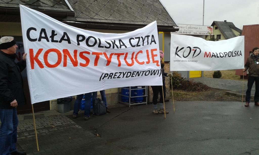 Maciej Skowronek (@maciejskowronek) on Twitter photo A <a href="/Kom_Obr_Dem/">Komitet Obrony Demokracji 🟠</a> przyszedł przed szkołę, aby czytać prezydentowi <a href="/AndrzejDuda/">Andrzej Duda</a>... konstytucję. <a href="/RadioKrakow/">Radio Kraków</a> A <a href="/Kom_Obr_Dem/">Komitet Obrony Demokracji 🟠</a> przyszedł przed szkołę, aby czytać prezydentowi <a href="/AndrzejDuda/">Andrzej Duda</a>... konstytucję. <a href="/RadioKrakow/">Radio Kraków</a>