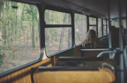 Как открыть окно в автобусе. Окно автобуса. Девушка в автобусе у окна. Окно маршрутки. Красивый вид из автобуса.
