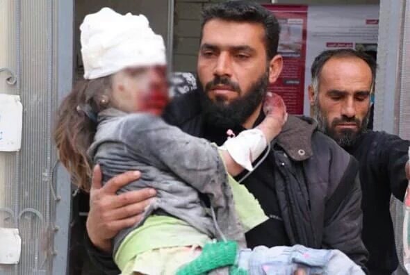 NesatC1's tweet image. Bu babanın çaresizliğini mevlam hiç bir babaya vermesi.
 #İnsanlığınSonuSuriye