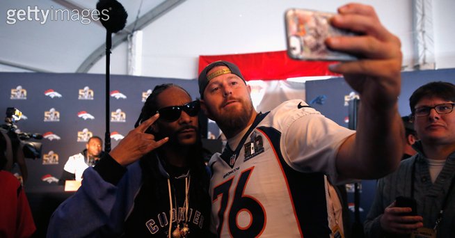 PostBroncos's tweet photo. .@SnoopDogg turns #Broncos players into fans at #SB50 media availability https://t.co/yySeaZaMFu
by @CameronWolfe https://t.co/R0DO7QMi5B