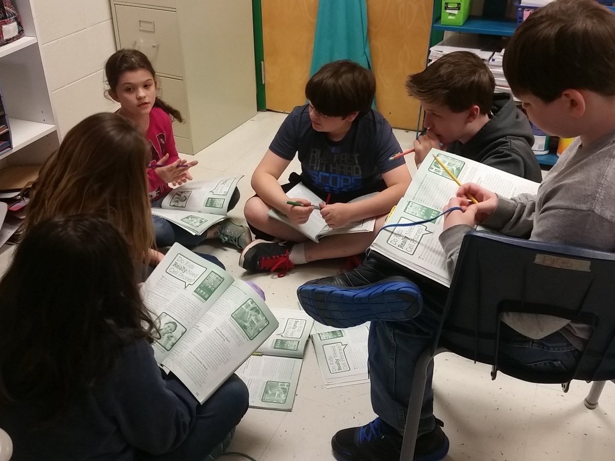 dnwestmoreland's tweet photo. Heads together-Making meaning of expository nonfiction #DoChildrenNeedCellPhones #FindEvidence #TeamDCS https://t.co/v4aHT5LtvU