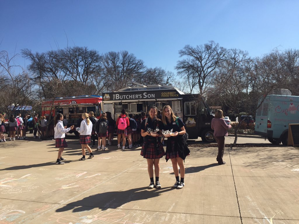 KlassOf16's tweet photo. Come enjoy the food trucks at all lunches! #nomnomnom #studentappreciationday https://t.co/jLOjvAyyKP