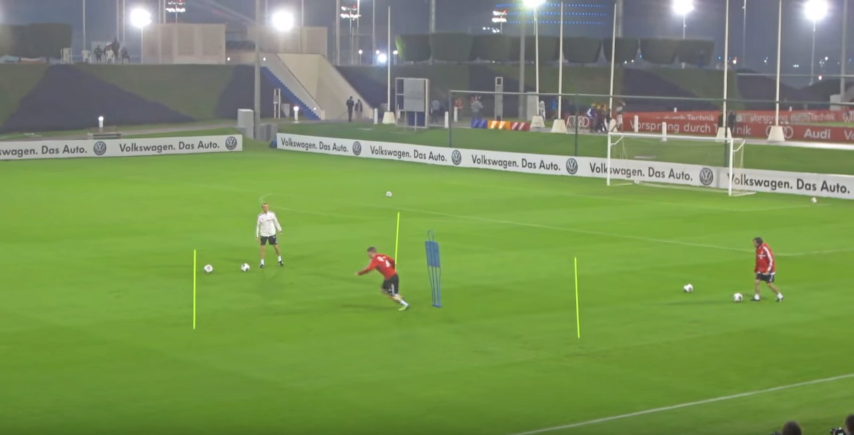 TopSoccerCoach_'s tweet photo. Schweinsteiger and Robben Individual Training https://t.co/w9gXyuV80t  
 #soccerdrills #soccercoach #fcbayern https://t.co/r8rA1aNkqD