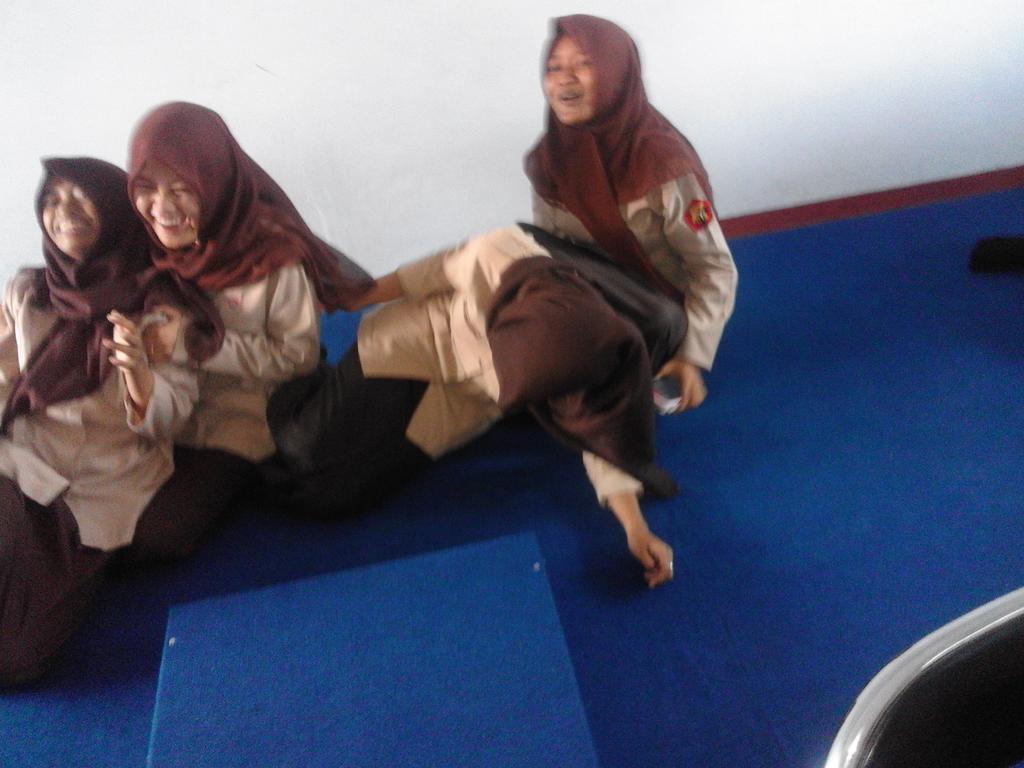 nadiawnrr's tweet photo. Gaperlu.pacar.yg.buat.kita.senang.sahabatpun.bisa.membuat.kita.tertawa.lepas. https://t.co/IKAbLWFxWV