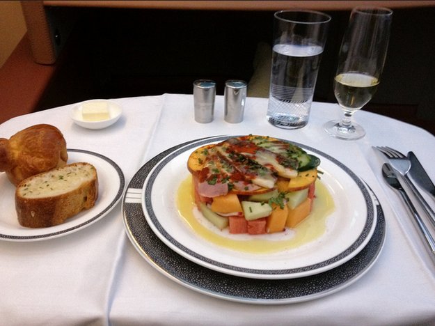 SeatGuru's tweet photo. Our friends @BuzzFeed prove that not all meals are created equal on airlines. https://t.co/jwVqDeWGUz https://t.co/bz1mCJGP8c