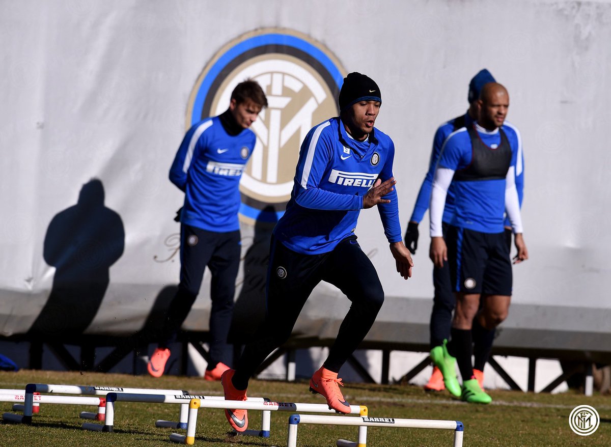 Inter's tweet photo. 📷 Nerazzurri di nuovo al lavoro. Primo allenamento in vista di #VeronaInter: https://t.co/zor3mnPabA #FCIM https://t.co/uuhCHhweBn