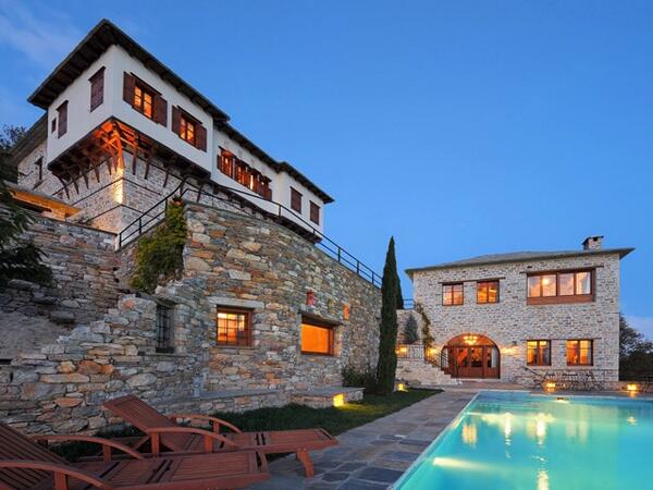 LuxeEnImage's tweet photo. Dope stone mansion. https://t.co/ySoq7Qewyj
