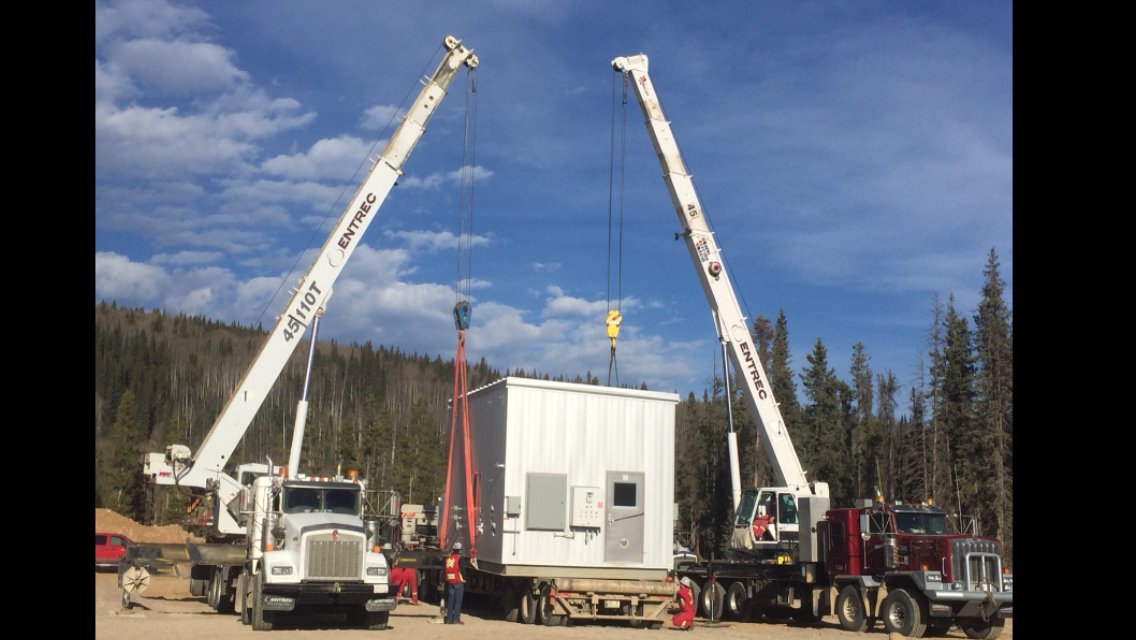 ENTRECCorp's tweet image. Tandem lift of an inlet separator building. Weighed 50,000lbs @heavylifters @HeavyLifeAlta @HeavyOversize
