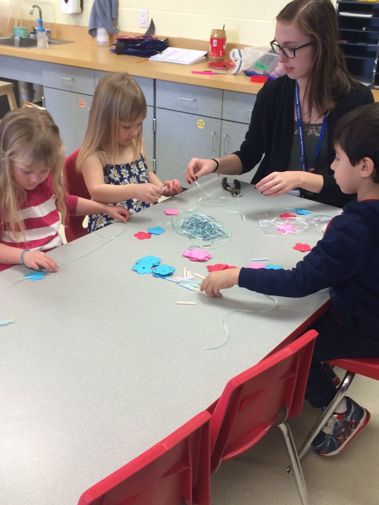 KMProjectKids's tweet photo. Hawaiian Leis and Finding Nemo Puzzles complete our morning! 🌺🐠🦀 #PrePk https://t.co/zuBNwKrT5t