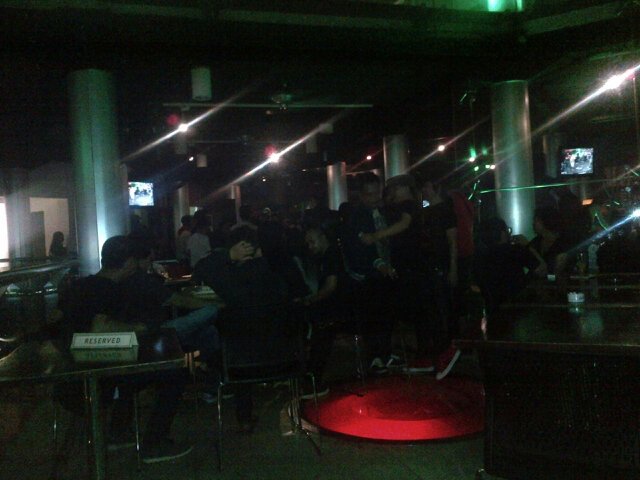 IvhankTestament's tweet photo. Masih di ROCK MUSIC KAMPUS @Rolling stones cafe with mona-amel-iren-bongky-uye-banu keep on rock-in https://t.co/kujzoWwpSa