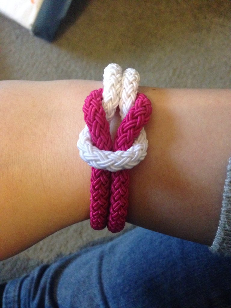 emmascott97's tweet photo. Wearing my unity band 💜💛 #WorldCancerDay https://t.co/wGL3rsKaC2