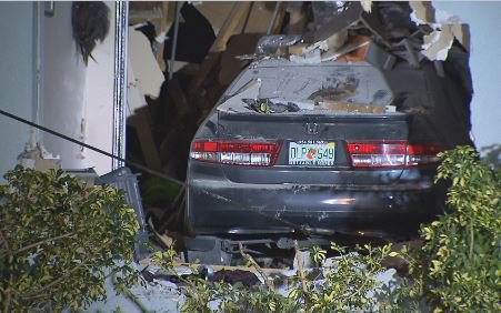 Car crashes into home in Lauderhill injuring 3 people, driver runs away. bit.ly/1PCKuF5?utm_me… https://t.co/aK2FAPIwVa