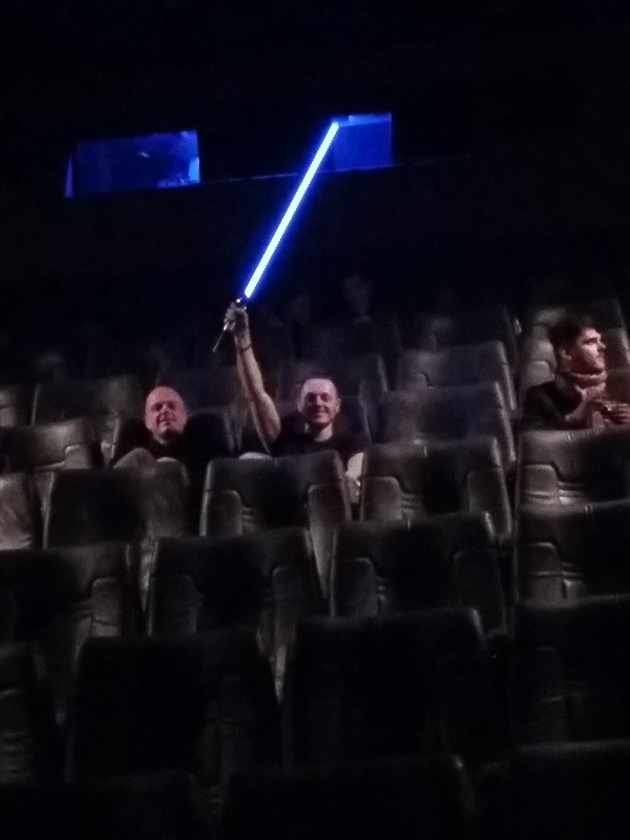 Stefanodjcox's tweet photo. Io e mio padre alla prima di #starwars7 https://t.co/VVHhYmzaC4
