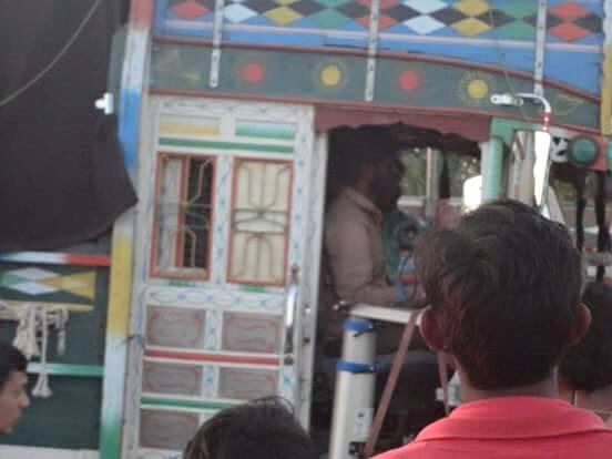 SRKUniverse_DE's tweet photo. Shah Rukh Khan heute in Kutch, Gujarat für die Dreharbeiten zu Raess https://t.co/4TAN4LQAjA